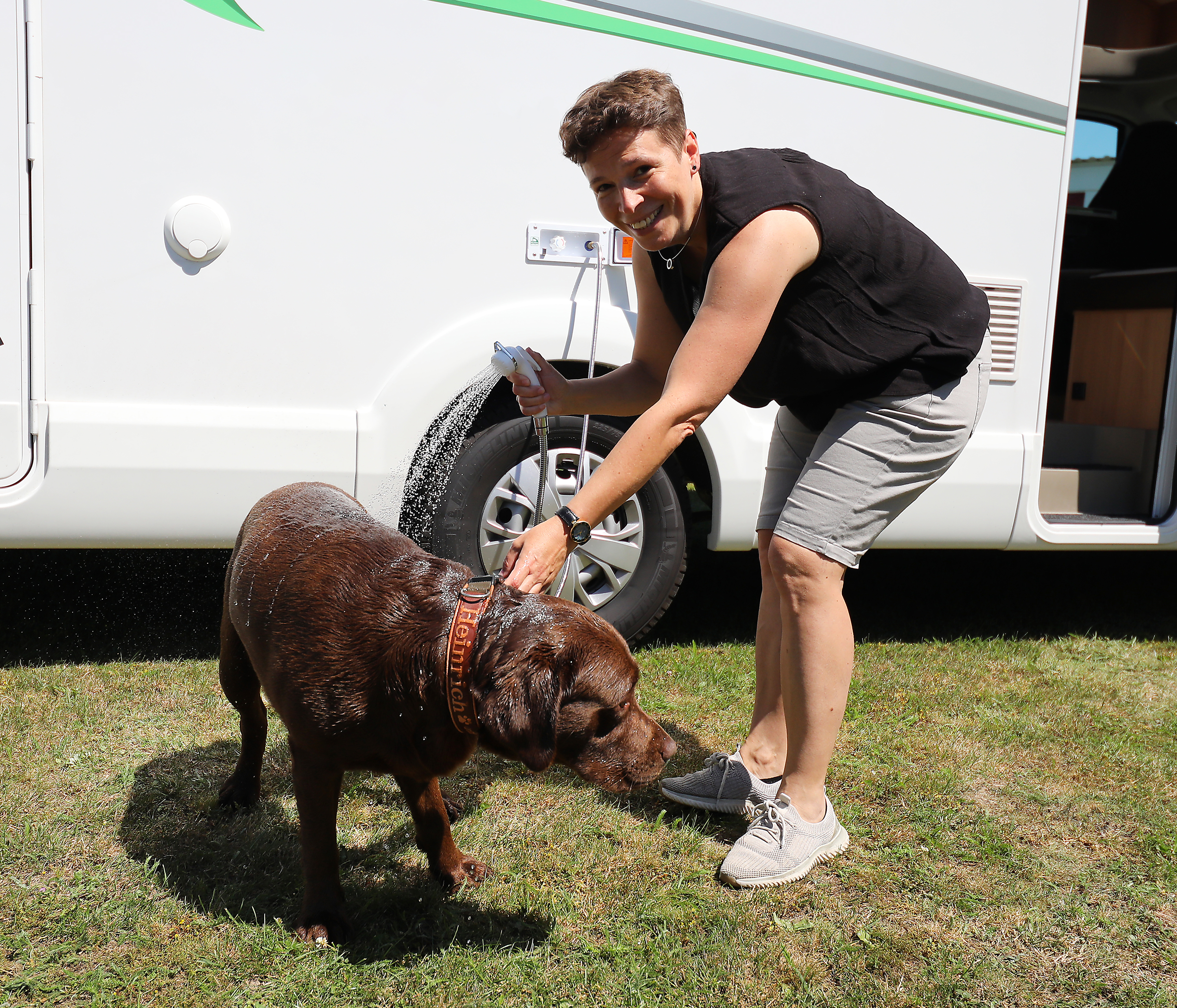 Womodogs Wohnmobil Urlaub mit Hund und Außendusche