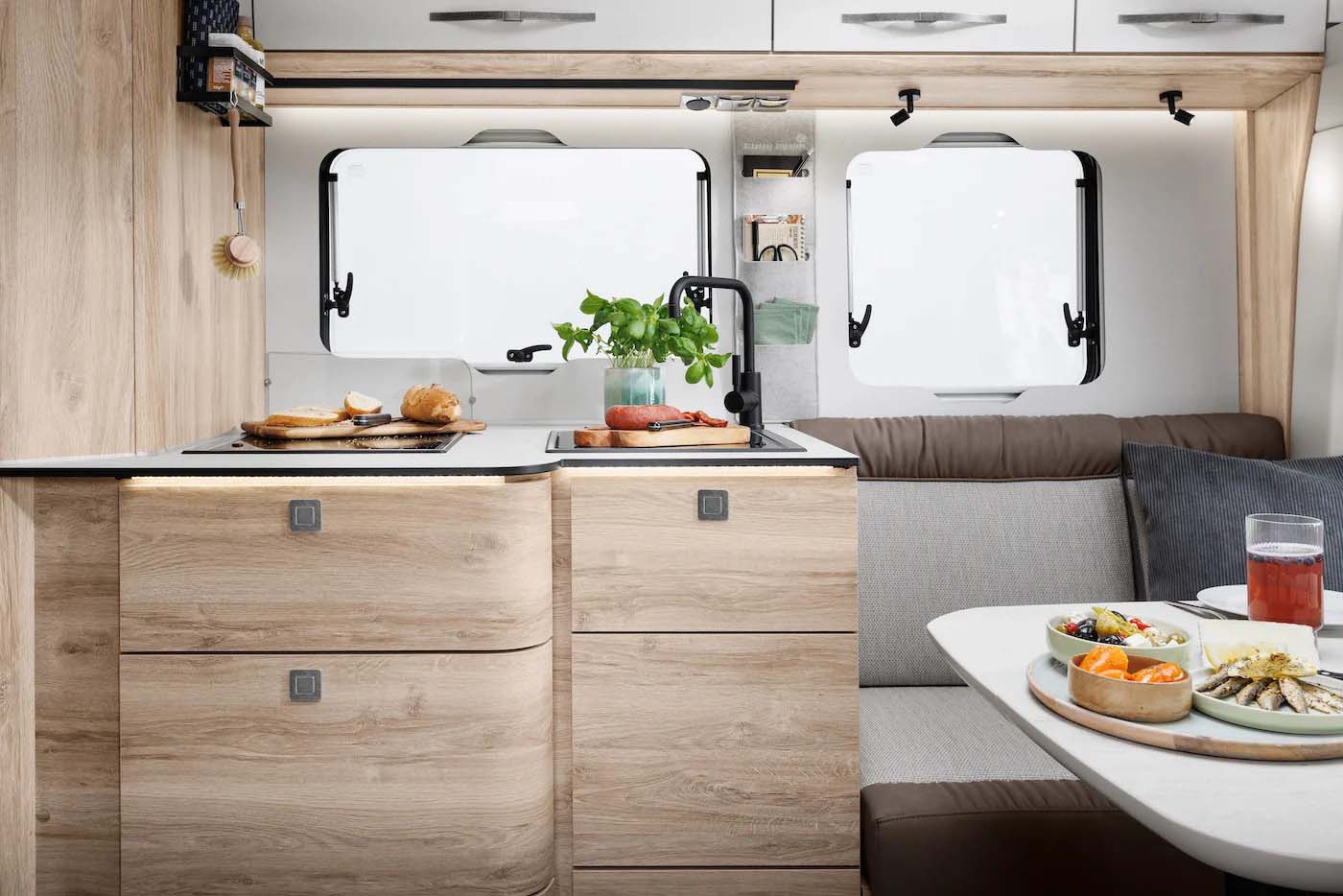 Eura Mobil Profila T auf MB Interieur Chalet Rustico